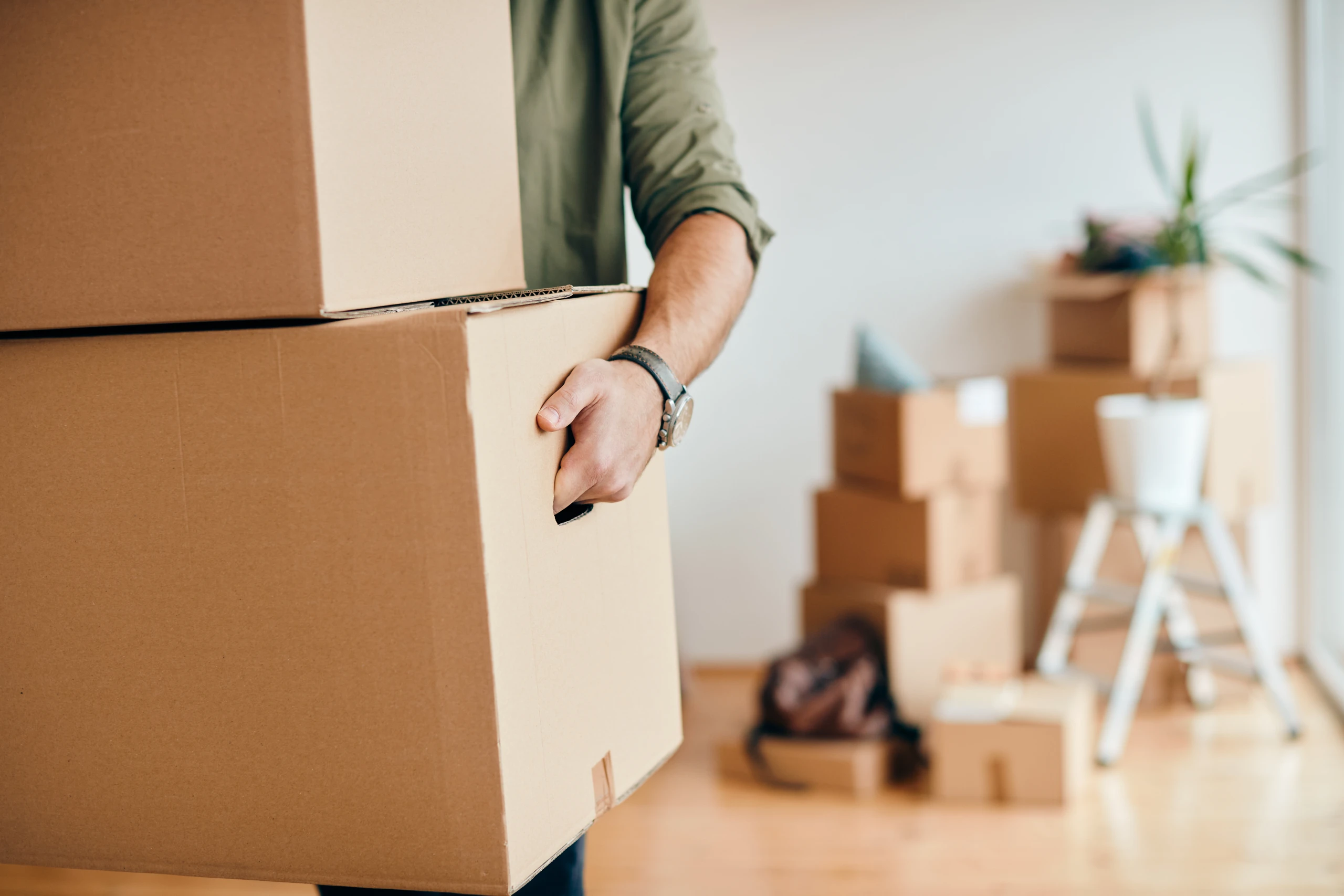 Déménageur portant des cartons dans un appartement